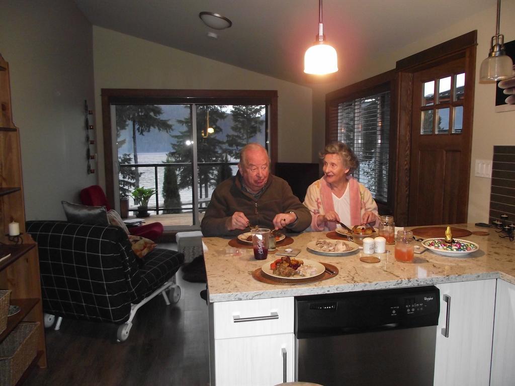 Wild Coast Chalets Port Renfrew Room photo